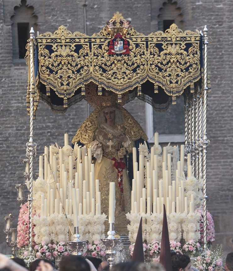 Vista frontal del paso de palio de la Virgen del Carmen